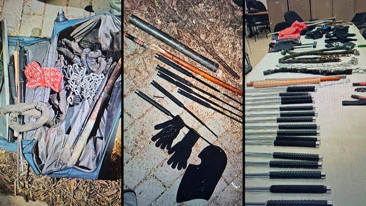 האמל"ח שנמצא על פי החשד אצל ארגון אולטראס הפועל (צילום: משטרת ישראל) האמל"ח שנמצא על פי החשד אצל ארגון אולטראס הפועל