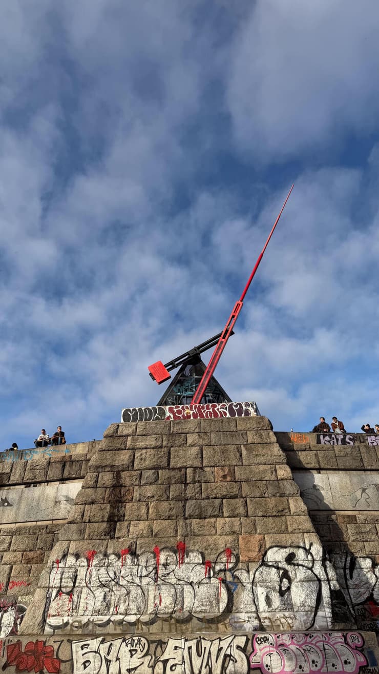 המטרונום הענק שמכונה ״מכונת הזמן״. זז מצד לצד (צילום: רועי אלמן) המטרונום בפארק לטנה