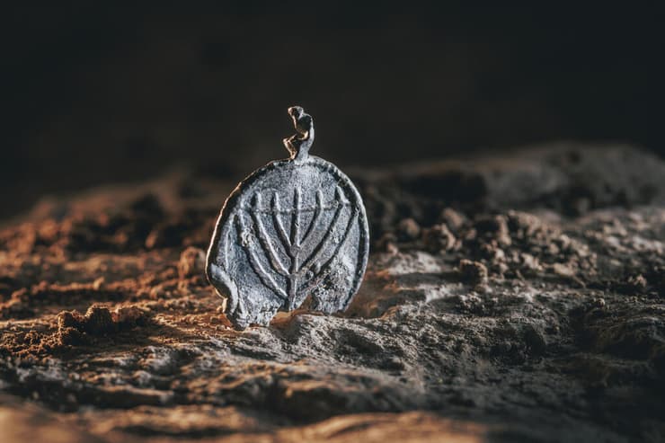 התליון עשוי מ-99% עופרת (צילום: אליהו ינאי, עיר דוד) התליון עשוי מ-99% עופרת