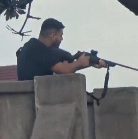 המחבל נאביד אכרם יורה מהגשר במהלך הטבח במסיבת החנוכה בבונדיי ביץ' (צילום: סעיף 27א לפי חוק זכויות יוצרים) תיעוד הירי של המחבל בבונדיי ביץ'