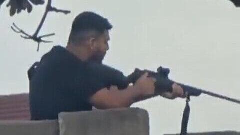 תיעוד הירי של אחד המחבלים בבונדי ביץ' (צילום: סעיף 27א לפי חוק זכויות יוצרים) תיעוד הירי של המחבל בבונדיי ביץ'