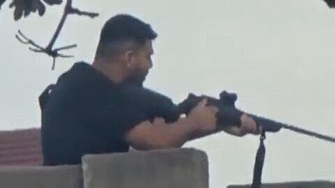 הטבח הקטלני ביותר באוסטרליה זה שלושה עשורים (צילום: סעיף 27א לפי חוק זכויות יוצרים) תיעוד הירי של המחבל בבונדיי ביץ'