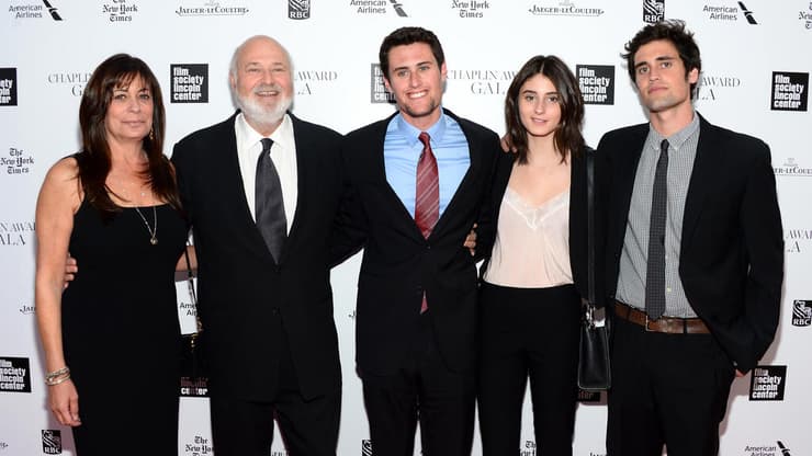 רוב ריינר ואשתו מישל סינגר ריינר, לצד ילדיהם - ניק (מימין), רומי וג'ייק (צילום: Michael Loccisano/Getty Images) רוב ריינר ואשתו מישל סינגר ריינר, לצד ילדיהם - ניק (מימין), רומי וג'ייק