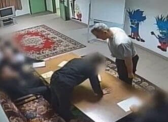 התיעוד מאחד הסרטונים. ראש בשולחן, גרירה לרצפה ובעיטות הונגריה התעללות ב מתקן כליאה ל נוער מחאה נגד ויקטור אורבן