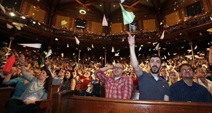 השלכת מטוסי הנייר המסורתית בטקס פרס איג נובל (צילום: Charles Krupa/AP) השלכת מטוסי הנייר המסורתית בטקס פרס איג נובל