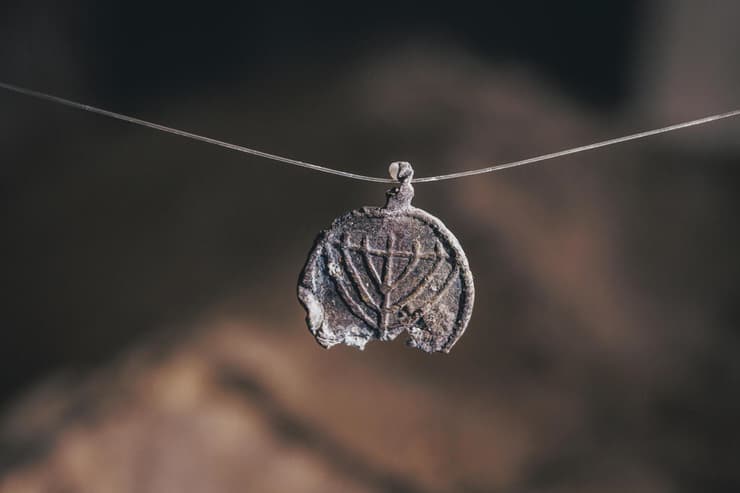 התליון שהתגלה בחפירות (צילום: אליהו ינאי, עיר דוד) התליון שהתגלה בחפירות