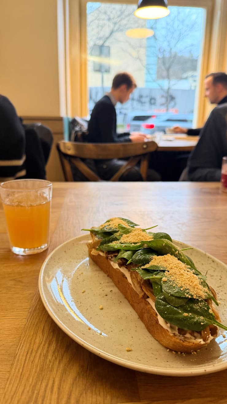 הסנדוויץ׳ הפתוח ב- ב-Můj šálek kávy. להיט (צילום: רועי אלמן) הסנדוויץ׳ הפתוח ב- ב-Můj šálek kávy . להיט