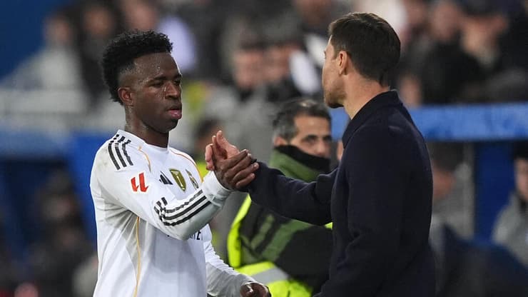 ויניסיוס מודה לצ'אבי אלונסו, אתמול מול אלאבס (צילום: Juan Manuel Serrano Arce/Getty Images) ויניסיוס וצ'אבי אלונסו