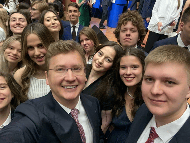 זיין אל-אסד (בשמלה לבנה) עם סיום התואר (צילום: סעיף 27א לפי חוק זכויות יוצרים) זיין אל-אסד בשמלה לבנה עם סיום התואר באוניברסיטה במוסקבה