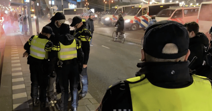 De Telegraaf פרו-פלסטינים התפרעו באירוע חנוכה באמסטרדם, הולנד