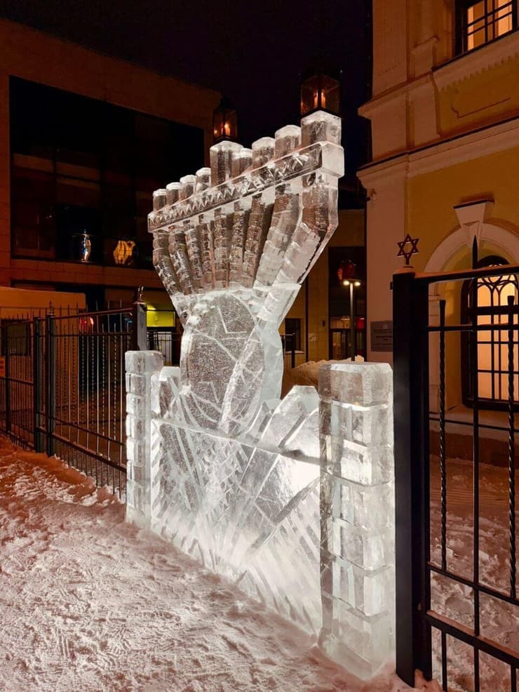 חנוכיית הקרח בסיביר (צילום: הקהילה היהודית בטומסק) חנוכיית הקרח בסיביר