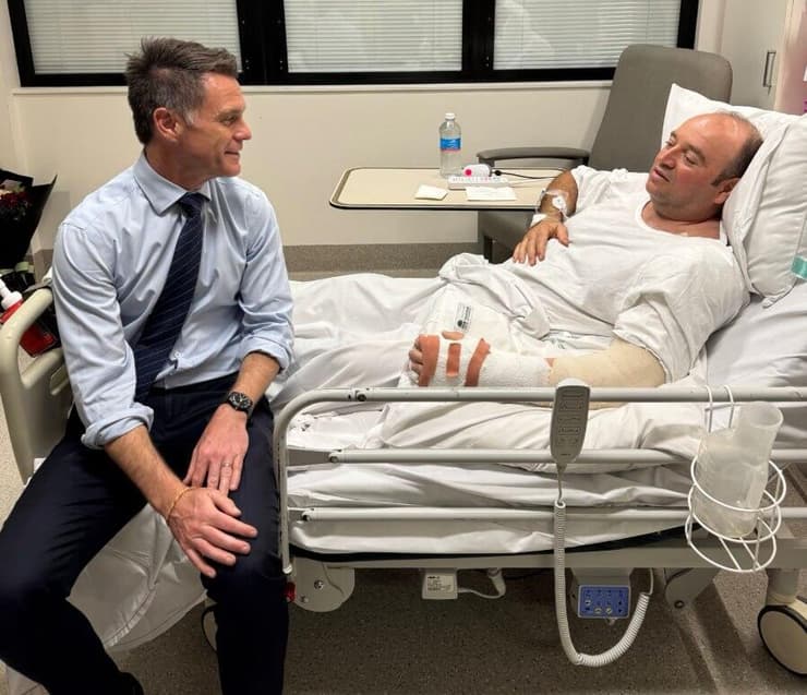 ראש ממשלת מדינת המחוז ניו סאות' וויילס, כריס מינס, מבקר את אל-אחמד בבית החולים ראש ממשלת מדינת המחוז ניו סאות' וויילס כריס מינס עם אחמד אל אחמד שנטרל מחבל ב סידני אוסטרליה