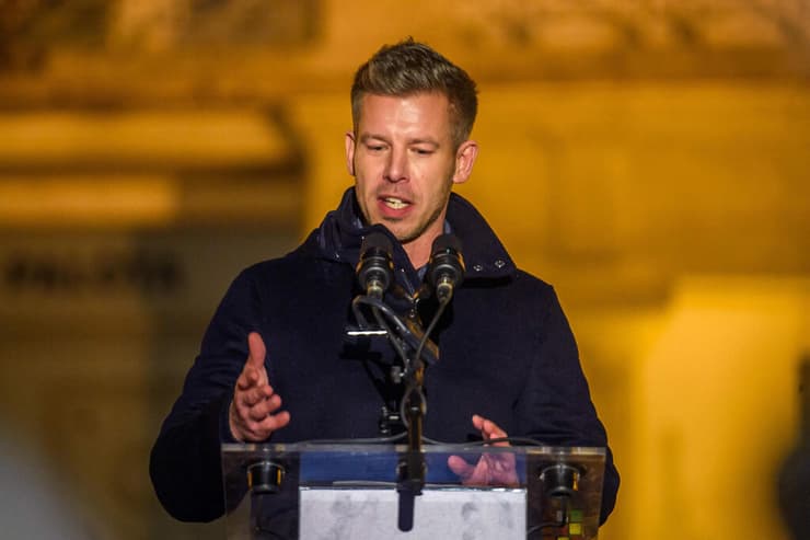 מנהיג האופוזיציה מגיאר. רוצה לנצח את אורבן באפריל (צילום: Ferenc ISZA / AFP) הונגריה פטר מגיאר מחאה נגד ויקטור אורבן