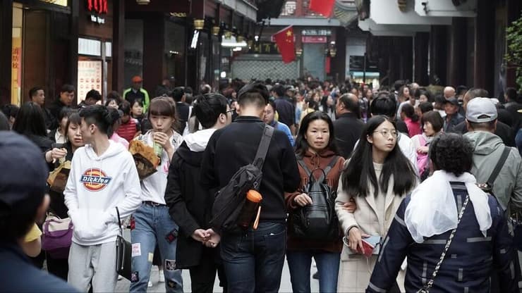 אוכלוסיית סין החלה להצטמצם לראשונה זה עשרות שנים בשנת 2022, והירידה נמשכה גם עד 2024 (צילום: Shutterstock) סין