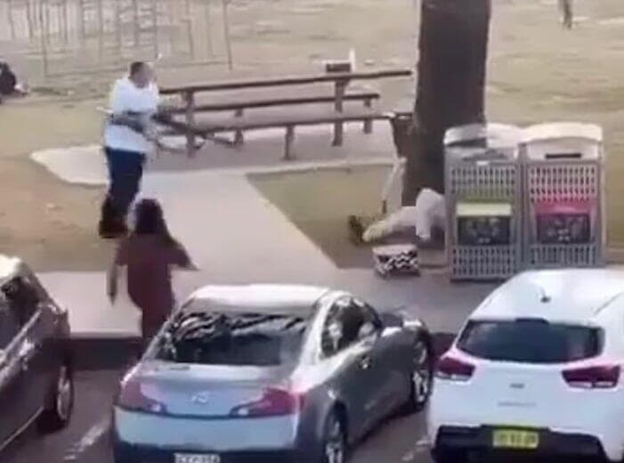 אל-אחמד אחרי שחטף את הנשק מהמחבל סג'יד אכרם אחמד אל-אחמד משתלט על המחבל ב סידני אוסטרליה