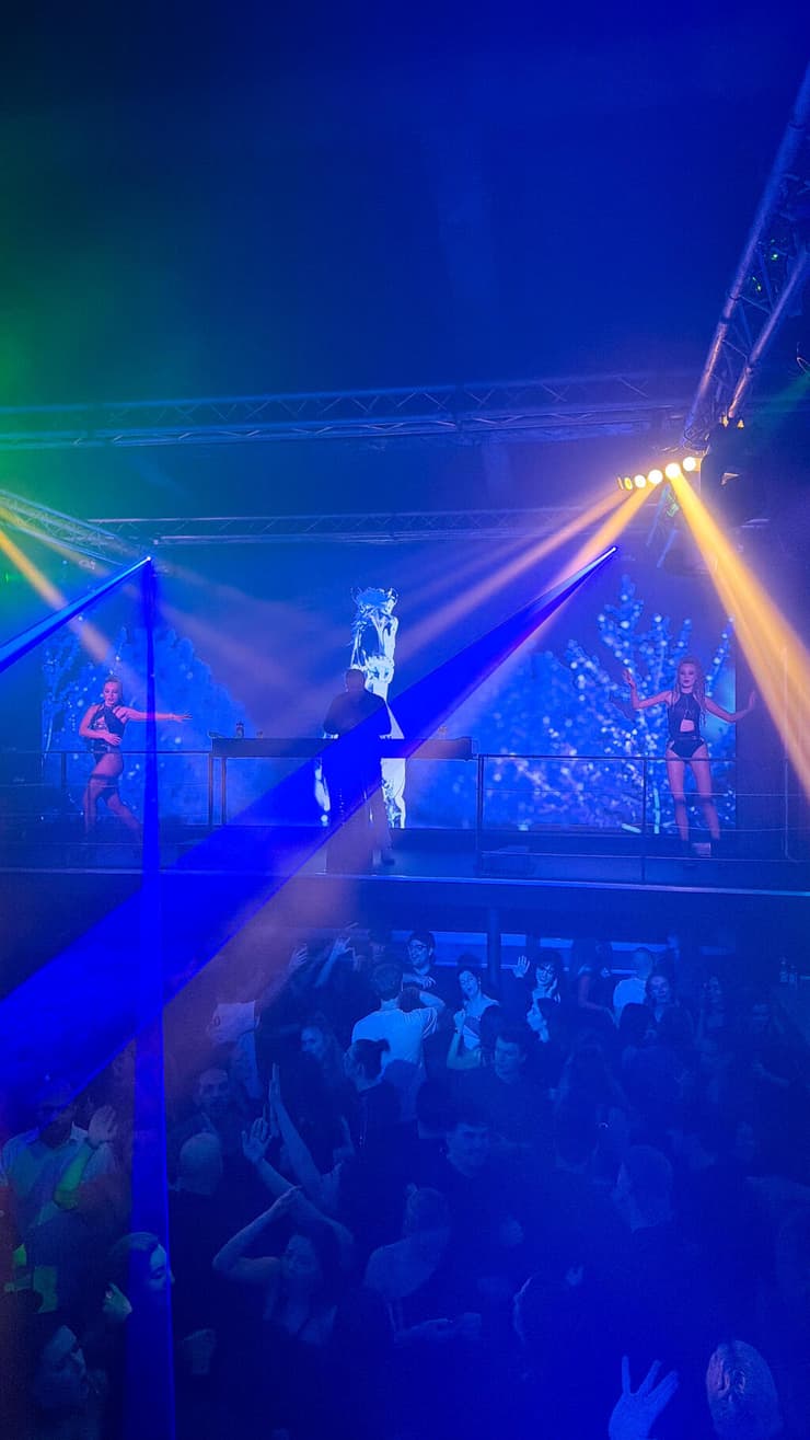 אמנם תיירותי, אבל עם מלא אנרגיות. מועדון Karlovy Lazne (צילום: רועי אלמן) מועדון Karlovy Lazne