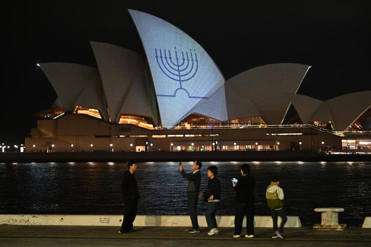 צילום: James D. Morgan/Getty Images בניין הואר עם ציור של חנוכייה לאחר הרצח בבונדיי ביץ'