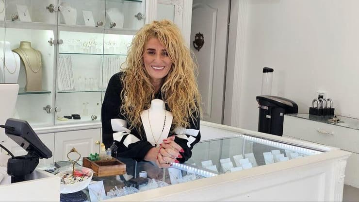 להילחם על פטור ממע"מ. יפה אזרן, בעלת חנות תכשיטים יפה עזרן בחנות התכשיטים 'אוצרות דוד'