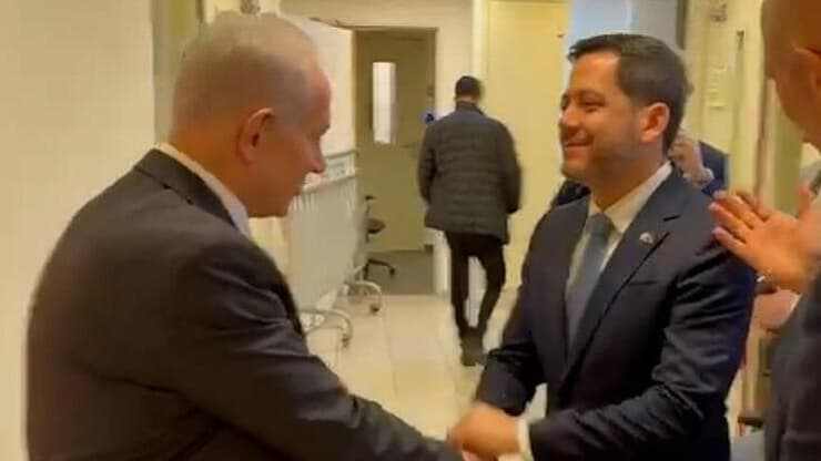 "מעריץ שלך". לאטורה ונתניהו מחוץ לאולם (צילום: סעיף 27א לפי חוק זכויות יוצרים) יו"ר הכנסת ונשיא הפרלמנט של פרגאווי הגיעו למחוזי ת"א לפגוש את רה"מ