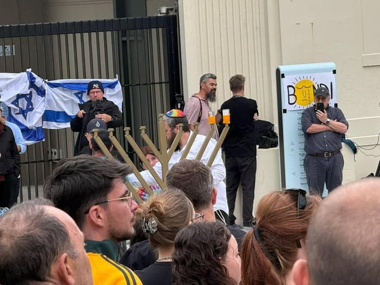 הדלקת נר שני בבונדיי ביץ' לאחר הטבח (צילום: סעיף 27א לפי חוק זכויות יוצרים) הדלקת נר שני בבונדיי ביץ' לאחר הטבח