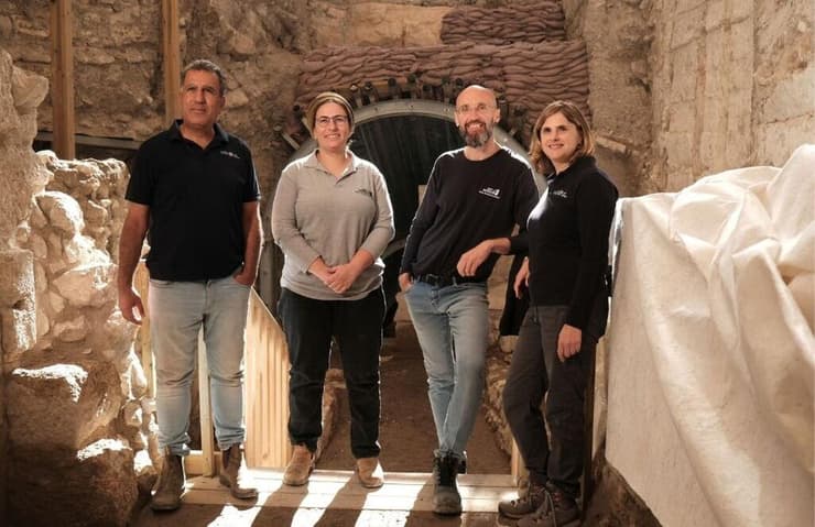 מימין לשמאל: חוקרי רשות העתיקות ד"ר שולמית טרם, ד"ר פיליפ ווקוסבוביץ, אסתר ראקוב מלט וד"ר יובל ברוך ( צילום: אמיל אלג'ם, רשות העתיקות) מימין לשמאל: חוקרי רשות העתיקות ד"ר שולמית טרם, ד"ר פיליפ ווקוסבוביץ, אסתר ראקוב מלט וד"ר יובל ברוך