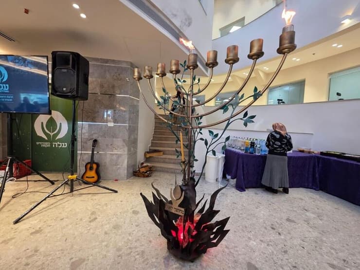 הטיל האיראני שהפך לחנוכייה בקמפוס "עלה" בבני ברק (צילום: באדיבות קמפוס "עלה") הטיל האיראני שהפך לחנוכייה בקמפוס "עלה" בבני ברק