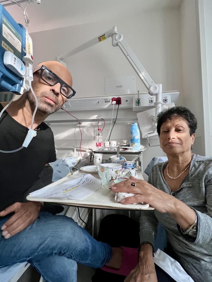 "לאימא שלי אני מתקשר על כל דבר, גם על נקודה קטנה באצבע". ניצן גלעדי ואימו (צילום: אוסף פרטי) ניצן גלעדי