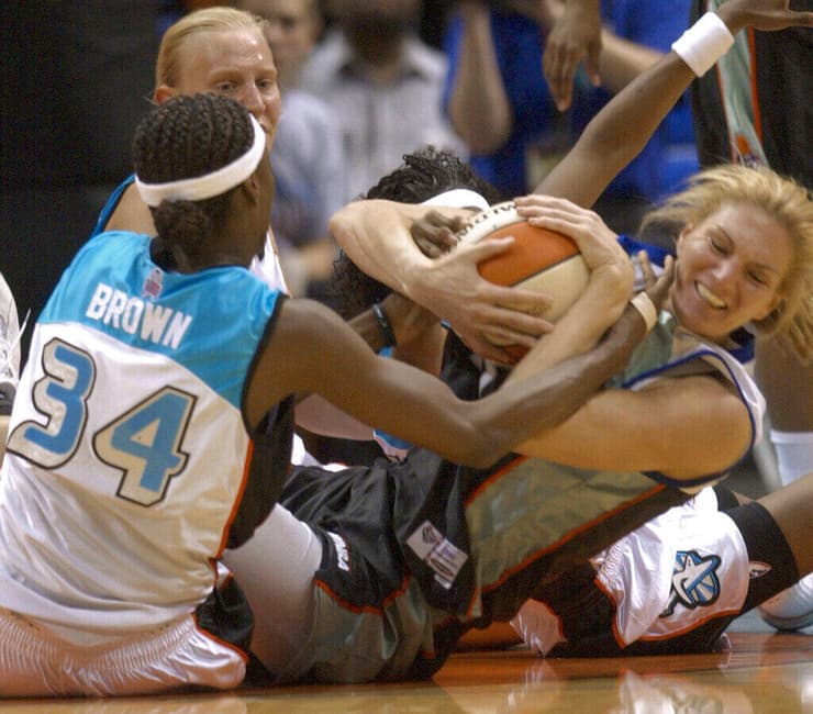 וויקס במדי ניו יורק ליברטי, ב-2002 (צילום: AP Photo/Mark Duncan) סו וויקס במדי ניו יורק ליברטי, ב-2002