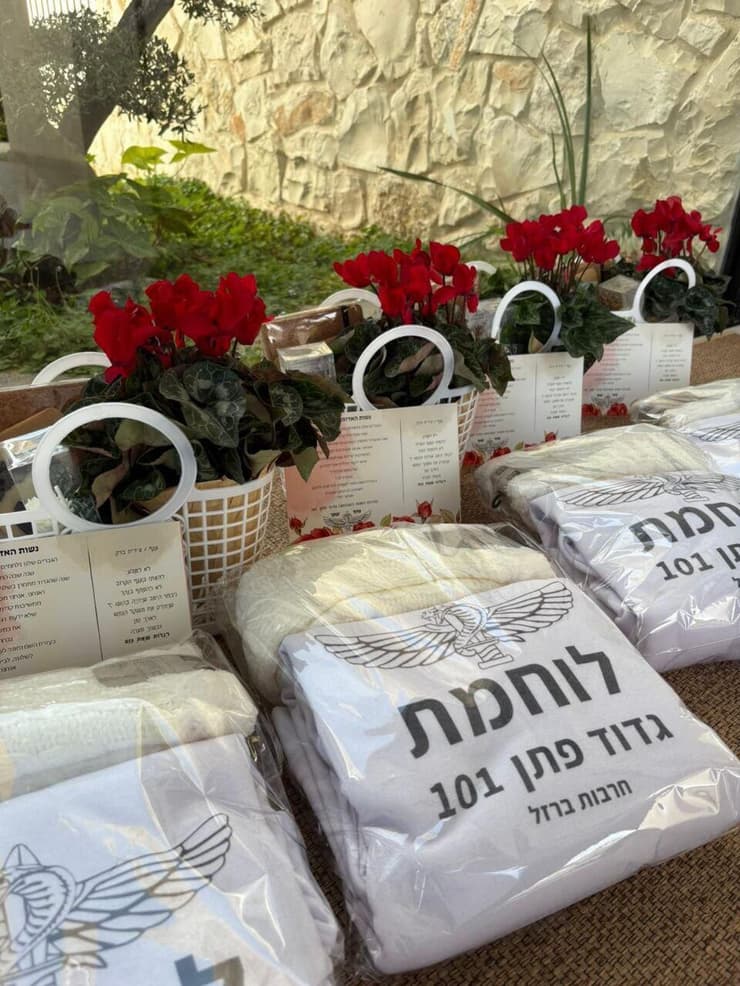 "רוב הדברים היפים בגדוד 101 קרו בזכות ענבר". מתנות שענבר יזמה וחילקה לנשות לוחמי הגדוד (צילום: אוסף פרטי) "רוב הדברים היפים בגדוד 101 קרו בזכות ענבר". מתנות שענבר יזמה וחילקה לנשות לוחמי הגדוד