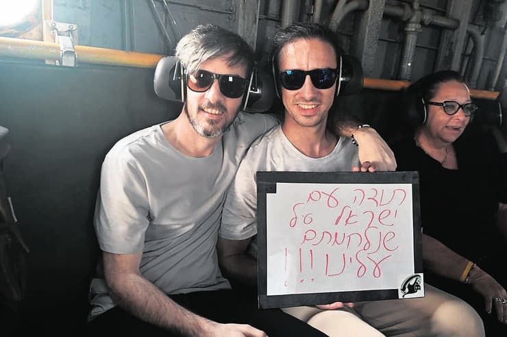 דוד (משמאל) ואריאל קוניו במסוק בחזרה מהשבי