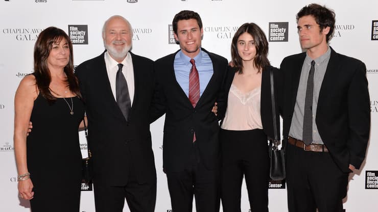 משפחת ריינר. מימין: ניק ריינר, רומי ריינר, ג'ייק ריינר, רוב ריינר ומישל סינגר ריינר (צילום: Evan Agostini/Invision/AP) משפחת ריינר. מימין: ניק ריינר, רומי ריינר, ג'ייק ריינר, רוב ריינר ומישל סינגר ריינר