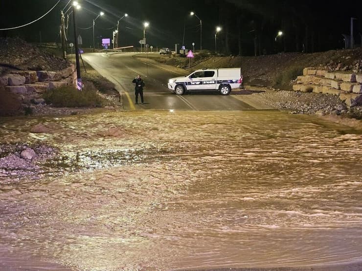 אחד הכבישים שהוצפו בדרום (צילום: דוברות המשטרה) הצפה בכביש בדרום
