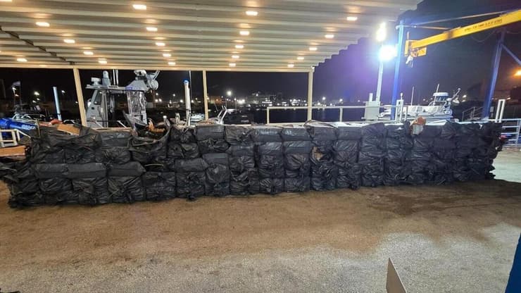 הפאקטים שנתפסו (צילום: דוברות המשטרה) משטרת ישראל סיכלה ניסיון הברחה של סיגריות