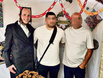 יעקב פרבר (משמאל) לצד רנ"ג ע', רע"ן חרדים בגדוד 388 בחיל התקשוב, וסא"ל י', מג"ד 388 (צילום: מעלות צור) מימין: רנ”ג ע’, רע”ן חרדים בגדוד 388 בחיל התקשוב; סא”ל י’, מג”ד 388 ; יעקב פרבר