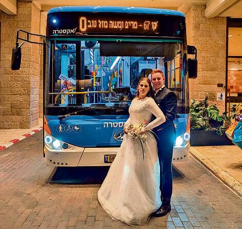 כבר תיקפתם? מרים ומשה קסלר ביום חגם עם האוטובוס כבר תיקפתם? מרים ומשה קסלר ביום חגם עם האוטובוס