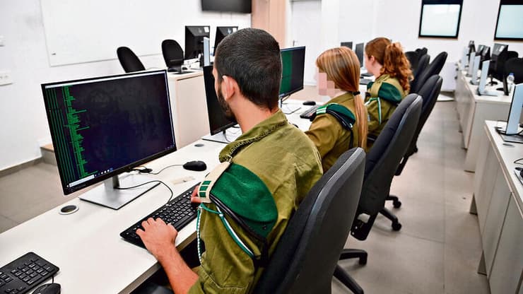 למה שיישארו בקבע? חיילים ביחידת 8200. ארכיון (הרצל יוסף) למה שהם יישארו בקבע? חיילים ביחידת 8200. צילום ארכיון, למצולמים אין קשר לידיעה