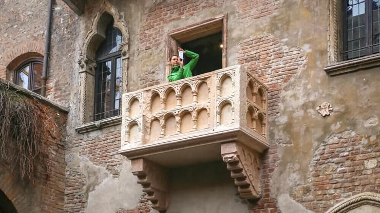 המרפסת הכי מפורסמת באיטליה (צילום: roundex / shutterstock) צעירה מצטלמת סלפי במרפסת של ג'וליה