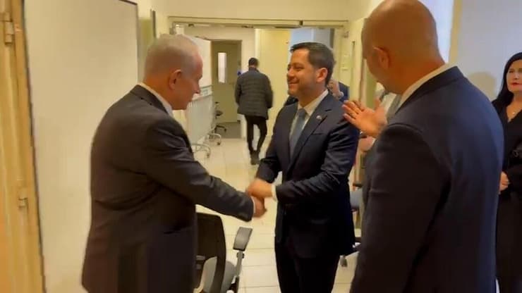 לחיצת הידיים בבית המשפט המחוזי (צילום: תקשורת יו"ר הכנסת) יו"ר הכנסת ונשיא הפרלמנט של פרגאווי הגיעו למחוזי ת"א לפגוש את רה"מ