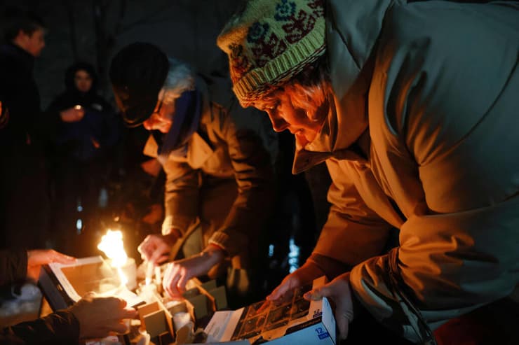 "בואו נראה אם יש לי ביצים להתאבד". מדליקים נרות לזכר הקורבנות באוניברסיטת בראון (צילום: SPENCER PLATT / GETTY IMAGES NORTH AMERICA / AFP) פרחים ונרות בעקבות רצח ירי ב אוניברסיטת בראון רוד איילנד ארה"ב