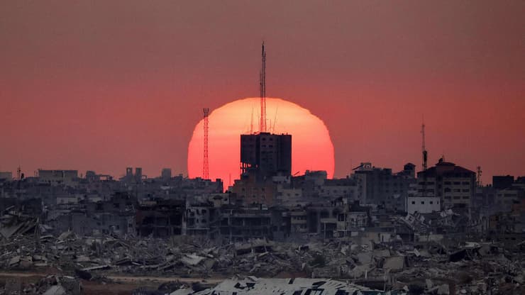 השמש שוקעת על רצועת עזה אחרי המלחמה (Jack GUEZ / AFP) השמש שוקעת על רצועת עזה אחרי המלחמה