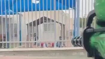 תיעוד: כלי הנשק מכוון לגן הילדים (צילום: שימוש לפי סעיף 27 א' לחוק זכויות יוצרים) עבריינים מאיימים עם נשק מזויף לכיוון גן ילדים