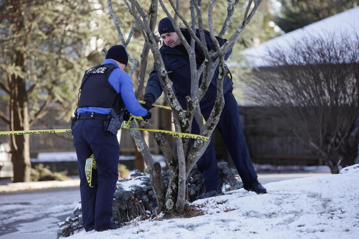 צילום: REUTERS/Taylor Coester מצוד אחרי חשוד ב ירי ב אוניברסיטת בראון רוד איילנד ארה"ב