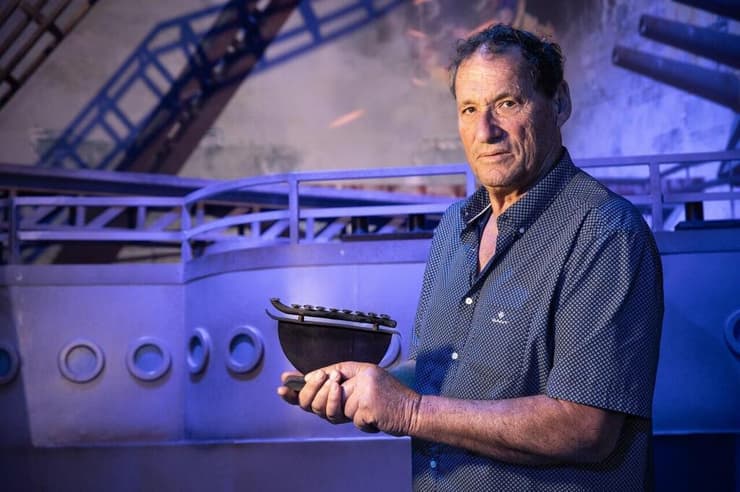 יהודה ליפמן עם החנוכייה