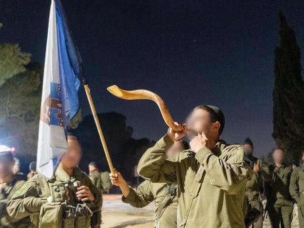 תוקעים בשופר לאחר מסע כומתה בחטיבה