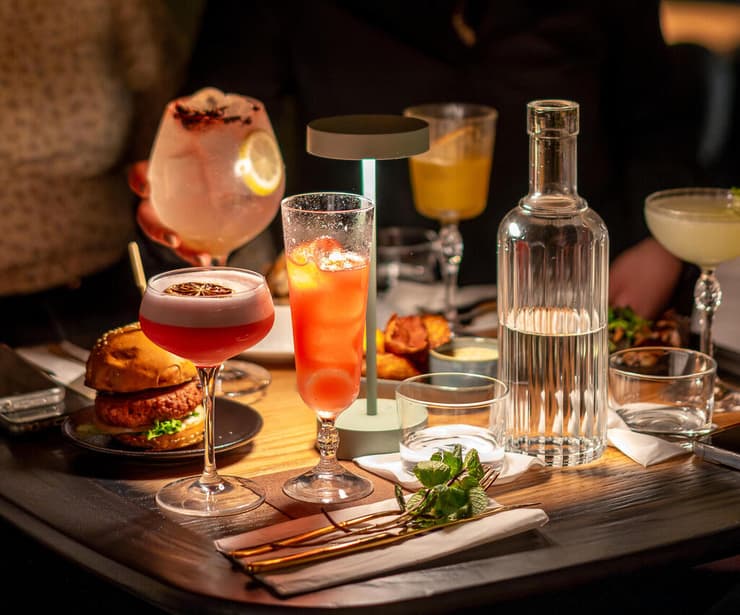 מבחר גדול של קוקטיילים (צילום: איתמר גינזבורג) בר 22 - מנותק מהכל