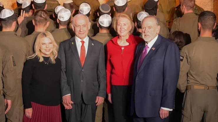 ראש הממשלה ורעיתו הדליקו נר שני של חנוכה עם לוחמי צה"ל בכותל המערבי