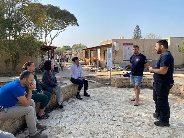 אבי לי (שלישית משמאל) בביקור בכפר עזה עם אנשי ישראייד אבי לי (שלישית משמאל) בביקור בכפר עזה עם אנשי ישראייד