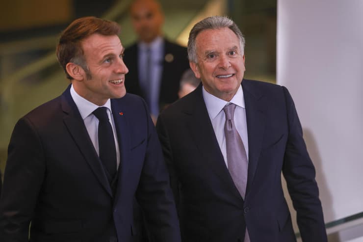 וויטקוף ונשיא צרפת מקרון. אירופה מציעה להקים "כוח שלום" שיוצב באוקראינה (צילום: Clemens Bilan Pool/Getty Images) שליח ארה"ב וויטקוף לצד נשיא צרפת מקרון פסגה בברלין על סיום מלחמה ב אוקראינה
