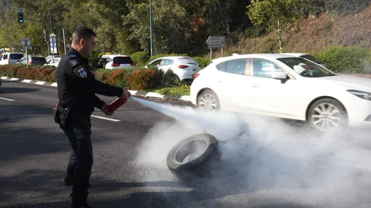 תושבים מפגינים בכניסה לקריית שמונה