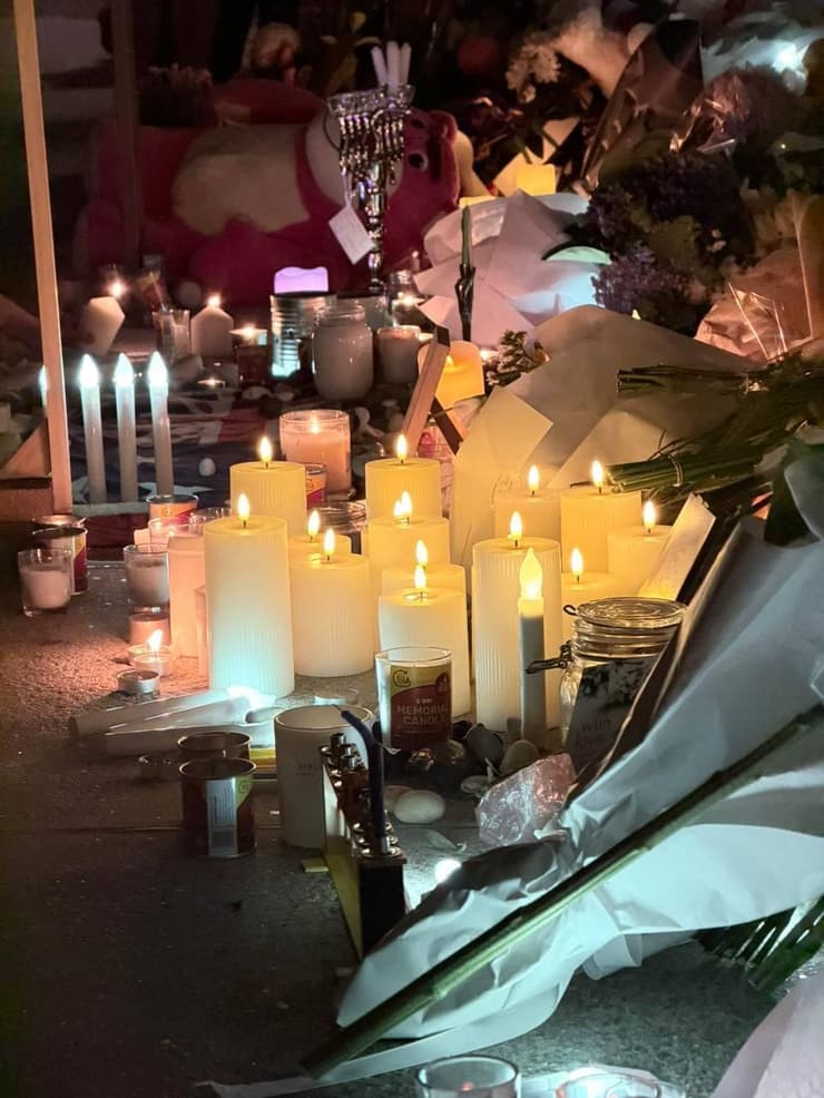 צילום: סעיף 27א לפי חוק זכויות יוצרים זרים ונרות הונחו במקום הפיגוע בבונדיי ביץ'